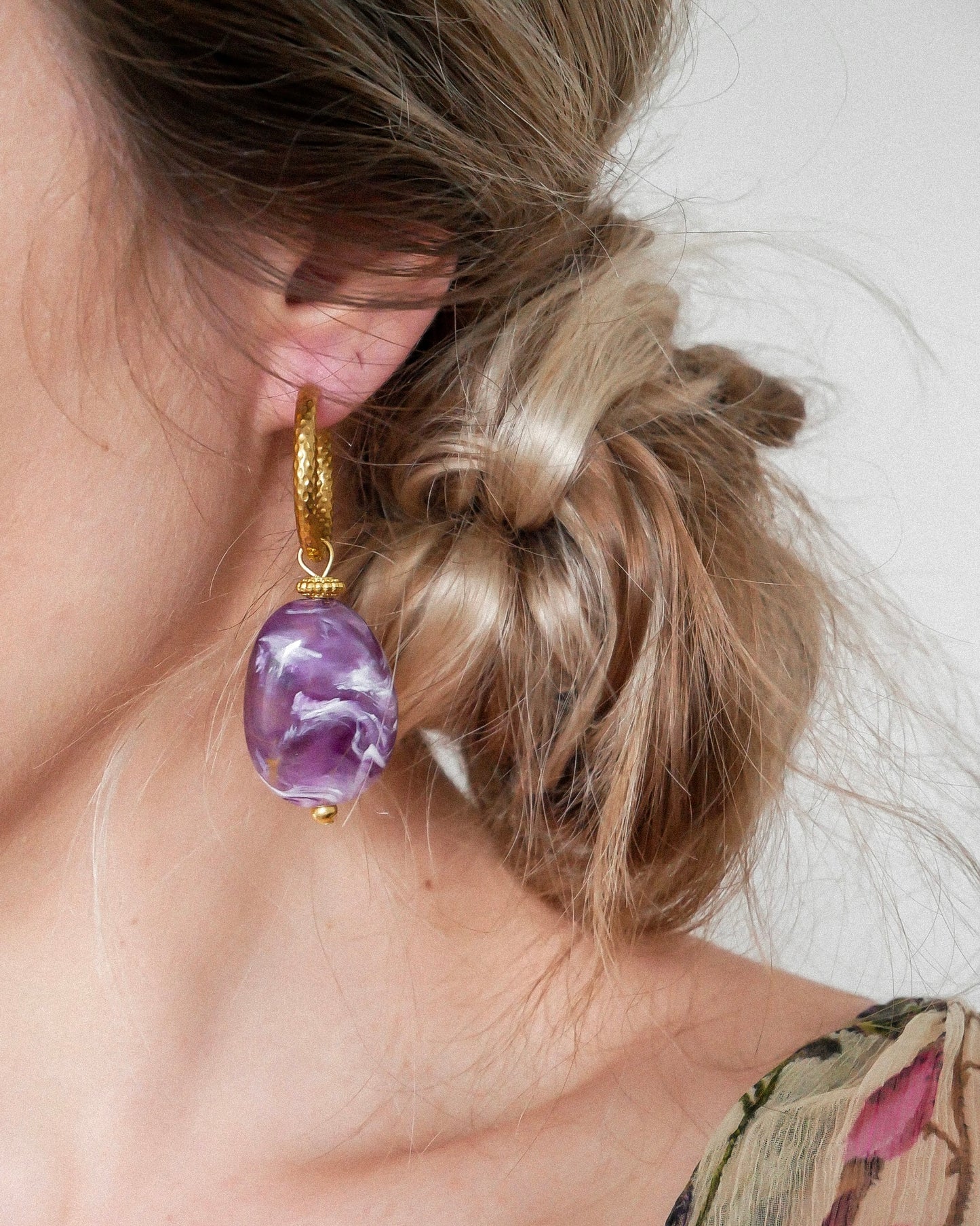 Boucles d'oreilles GIA - violet marbré